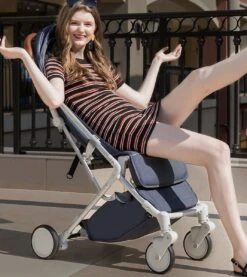 WOOSH New Buggy - Zwart - One Hand Folding - 3 Slaapstanden - Wandelwagen Tot 25 Kg - Regenhoes - Bekerhouder - Muggennet -Lionelo Winkel 1069x1200 2