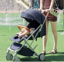 WOOSH New Buggy - Sand / Black - One Hand Folding - 3 Slaapstanden - Wandelwagen Tot 25 Kg - Regenhoes - Bekerhouder - Muggennet -Lionelo Winkel 1200x1154 2