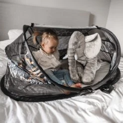 Deryan Baby Luxe Campingbedje – Inclusief Zelfopblaasbare Matras - Zoo -Lionelo Winkel 1200x1200 1551