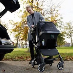 Hamilton By Yoop S1 Plus Buggy Met Monteerbare Zeno Plus Draagwieg - Nieuw En Hoger 2023 Model - Premium Budget Stroller Met One Hand Folding Technologie – Zwart - Licht, Verstelbaar, Wendbaar En Geschikt Van 0 Maanden Tot 4 Jaar – Inclusief Adapter -Lionelo Winkel 1200x1200 338