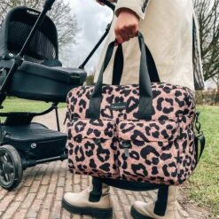 Kidzroom Gorgeous Luiertas - Bruin - Ophanglussen Kinderwagen - Verschoonmatje - Verstelbare Schouderband -Lionelo Winkel 1200x1200 453