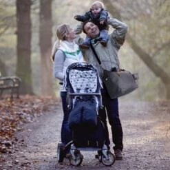 Brisby Slijtvaste Luiertas - Verzorgingstas Groot - Grijs - Inclusief Verschoonmatje - Isoleervakken - Fopspeen Houder - Makkelijk Te Bevestigen Aan De Kinderwagen -Lionelo Winkel 1200x1200 486