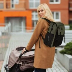 Brisby Slijtvaste Luiertas – Verzorgingstas - Two Tone Groen En Zwart - Inclusief Verschoonmatje - Isoleervakken - Met Geïntegreerde Kinderwagen Haken -Lionelo Winkel 1200x1200 686