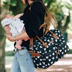 Kidzroom Black And White Luiertas - Zwart - Ophanglussen Kinderwagen - Verschoonmatje - Verstelbare Schouderband 26 Kidzroom Black And White Luiertas - Zwart - Ophanglussen Kinderwagen - Verschoonmatje - Verstelbare Schouderband -Lionelo Winkel 1200x1200 704