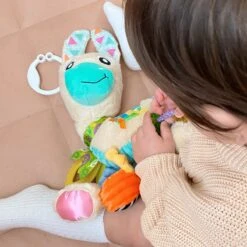 Playgro Activiteitenvriend Lama Lupe 13 Playgro Activiteitenvriend Lama Lupe -Lionelo Winkel 1200x1200 859