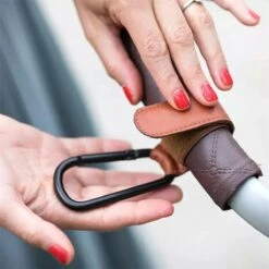 Jinius ® - Boodschappen Haak - Kinderwagen Tassenhaakjes - Haakjes Voor Tassen - Buggy Haakjes - Bruin - Set Van 2 7 Jinius ® - Boodschappen Haak - Kinderwagen Tassenhaakjes - Haakjes Voor Tassen - Buggy Haakjes - Bruin - Set Van 2 -Lionelo Winkel 1200x1200 947