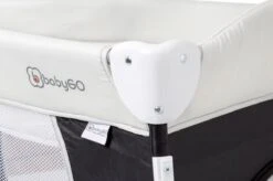 Campingbed BabyGO Sleeper DeLuxe Zwart (incl. Bodemverhoger) -Lionelo Winkel 1200x798 13