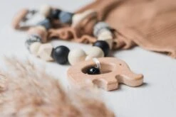 Wagenspanner Olifant - Musthave 2021 - Baby Wagenspanner Hout - Vrolijke Kinderwagenspanner - Eenvoudig Te Bevestigen - Kraamcadeau Voor Jongens En Meisjes - Baby Cadeau -Lionelo Winkel 1200x800 117