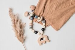 Wagenspanner Olifant - Musthave 2021 - Baby Wagenspanner Hout - Vrolijke Kinderwagenspanner - Eenvoudig Te Bevestigen - Kraamcadeau Voor Jongens En Meisjes - Baby Cadeau -Lionelo Winkel 1200x800 118