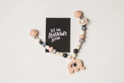 Wagenspanner Olifant - Musthave 2021 - Baby Wagenspanner Hout - Vrolijke Kinderwagenspanner - Eenvoudig Te Bevestigen - Kraamcadeau Voor Jongens En Meisjes - Baby Cadeau -Lionelo Winkel 1200x800 119