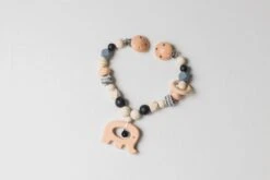 Wagenspanner Olifant - Musthave 2021 - Baby Wagenspanner Hout - Vrolijke Kinderwagenspanner - Eenvoudig Te Bevestigen - Kraamcadeau Voor Jongens En Meisjes - Baby Cadeau -Lionelo Winkel 1200x800 120