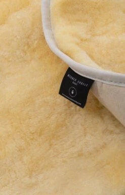 Werner Christ Lamsvacht TREND - Voor In De Kinderwagen, Buggy Of Wiegje - Schapenvacht -Lionelo Winkel 769x1200 1