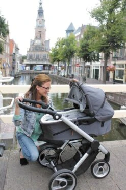 Dooky Universal Cover Zonnescherm Kinderwagen - Grey Stars 22 Dooky Universal Cover Zonnescherm Kinderwagen - Grey Stars -Lionelo Winkel 799x1200 50