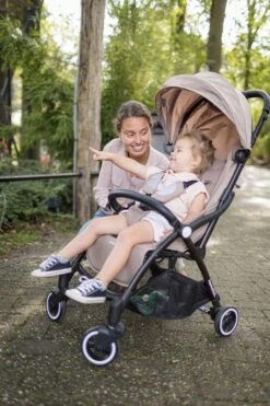 Hamilton By Yoop X1 Plus Buggy – Nieuw, Hoger, Uitgebreider 2023 Model – Premium Stroller Met One Hand Folding Technologie – Kaki – Lichte, Verstelbare En Wendbare Kinderwagen Met Vele Gemakken 32 Hamilton By Yoop X1 Plus Buggy – Nieuw, Hoger, Uitgebreider 2023 Model – Premium Stroller Met One Hand Folding Technologie – Kaki – Lichte, Verstelbare En Wendbare Kinderwagen Met Vele Gemakken -Lionelo Winkel 800x1200 66