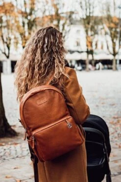 MOZZ Luiertas Rugzak Beautiful Backpack - Cognac 17 MOZZ Luiertas Rugzak Beautiful Backpack - Cognac -Lionelo Winkel 800x1200 75