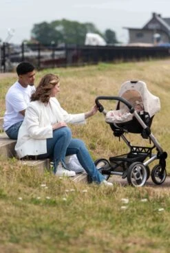 Dooky Seat Cover 0+ Autostoelhoes - Romantic Leaves Black -Lionelo Winkel 805x1200 6