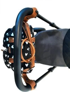 Kidzroom Black And White Luiertas - Zwart - Ophanglussen Kinderwagen - Verschoonmatje - Verstelbare Schouderband 33 Kidzroom Black And White Luiertas - Zwart - Ophanglussen Kinderwagen - Verschoonmatje - Verstelbare Schouderband -Lionelo Winkel 911x1200 2