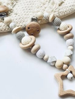 Wagenspanner Ster - Baby Wagenspanner Hout - Vrolijke Kinderwagenspanner - Eenvoudig Te Bevestigen - Kraamcadeau Voor Jongens En Meisjes - Completebabyuitzet - Baby Cadeau -Lionelo Winkel 912x1200 6